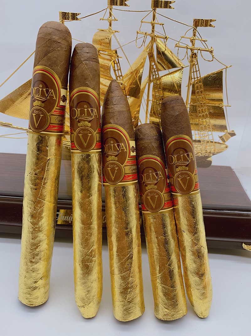 Cận cảnh 5 điếu xì gà trong bộ sưu tập Oliva V Special Sampler dát vàng